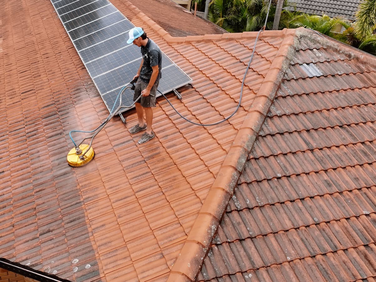 Pressure washing roof tiles - before and after cleaning